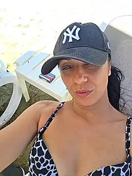 Snapshot of LeticiaWoods chatting on June 2026 11:21:02 AM LeticiaWoods online show from June 2026 11:21:02 AM