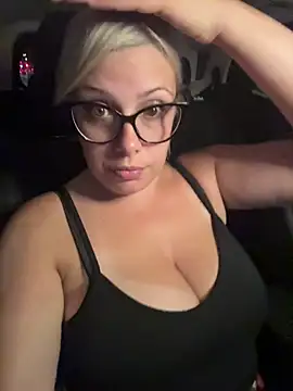 Snapshot of EvaWelly chatting on June 2026 08:25:02 PM EvaWelly online show from June 2026 08:25:02 PM