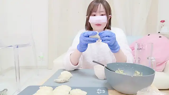 Yuu  k online show from December 2024 01:00:01 PM