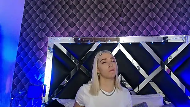 victoriaa lee  online show from February 2026 06:55:02 PM