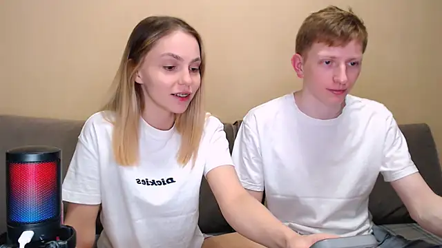 Snapshot of juliaanddima chatting on April 2026 10:41:02 PM juliaanddima online show from April 2026 10:41:02 PM