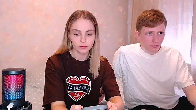 Snapshot of juliaanddima chatting on April 2026 08:42:01 AM juliaanddima online show from April 2026 08:42:01 AM