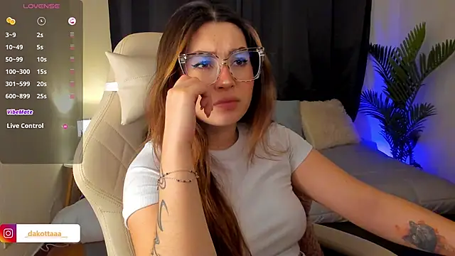 dakottaa  online show from November 2025 11:15:01 PM