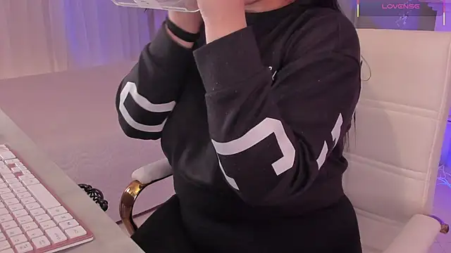 Snapshot of scarlet_miller1 chatting on November 2025 12:16:01 PM scarlet miller1 online show from November 2025 12:16:01 PM