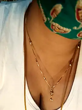 Snapshot of tuttifrutti17 chatting on January 2025 05:47:02 PM tuttifrutti17 online show from January 2025 05:47:02 PM