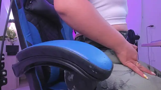 izaro22 online show from November 2025 01:04:02 PM