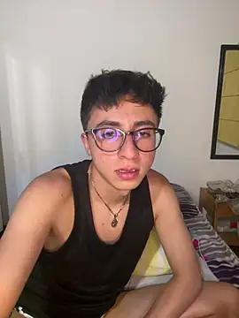 Snapshot of CamiRojas_boy chatting on May 2026 04:07:02 AM CamiRojas boy online show from May 2026 04:07:02 AM