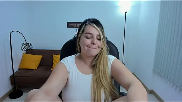 Snapshot of camiilaa1 chatting on February 2025 07:59:01 AM camiilaa1 online show from February 2025 07:59:01 AM