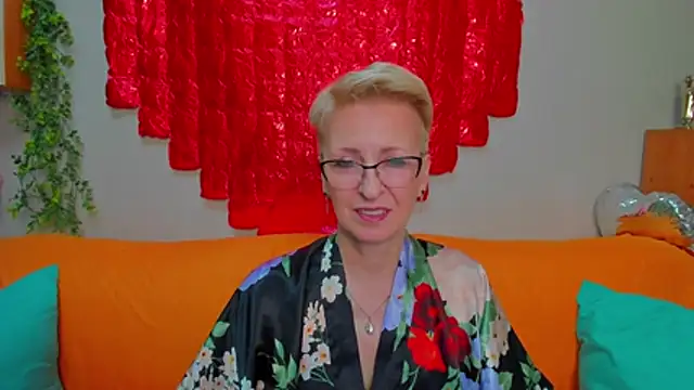 iamyourdream89 online show from February 2026 12:01:02 PM