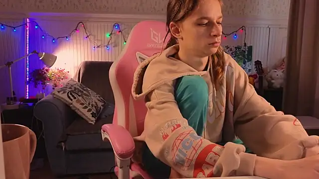 Snapshot of Frank_Fraer chatting on November 2025 12:37:01 PM Frank Fraer online show from November 2025 12:37:01 PM