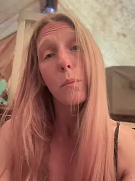 Snapshot of GoldenFlameGoddess chatting on May 2026 04:03:01 PM GoldenFlameGoddess online show from May 2026 04:03:01 PM