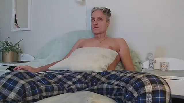 Snapshot of StrongBill chatting on December 2024 02:31:02 PM StrongBill online show from December 2024 02:31:02 PM