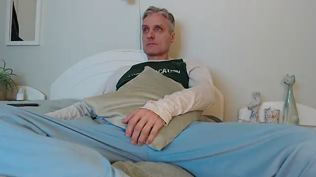 Snapshot of StrongBill chatting on January 2025 03:09:01 PM StrongBill online show from January 2025 03:09:01 PM