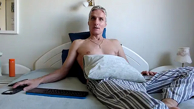 Snapshot of StrongBill chatting on October 2025 06:45:01 AM StrongBill online show from October 2025 06:45:01 AM