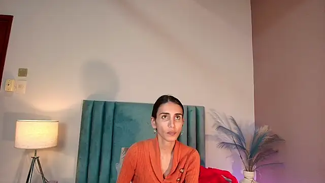 Nina Cavaali online show from November 2025 05:58:02 PM