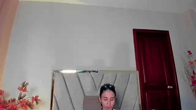 Nina Cavaali online show from December 2025 06:16:01 PM