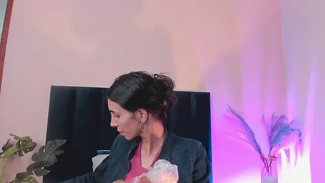 Nina Cavaali online show from December 2025 06:15:01 PM