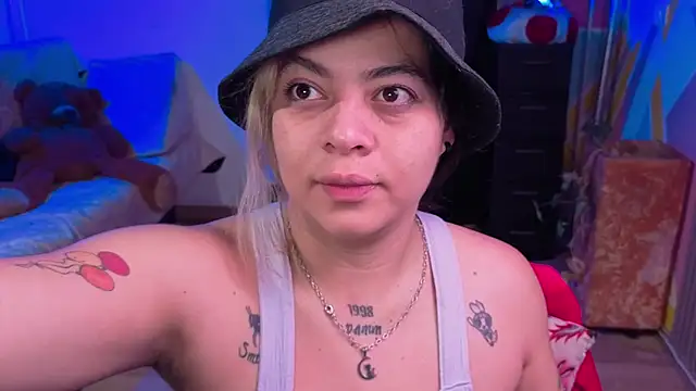 Snapshot of Cuttiealice chatting on November 2025 11:44:01 AM Cuttiealice online show from November 2025 11:44:01 AM