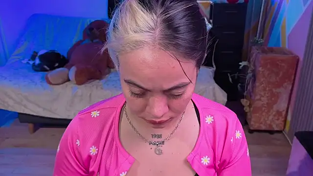 Snapshot of Cuttiealice chatting on November 2025 03:00:01 PM Cuttiealice online show from November 2025 03:00:01 PM