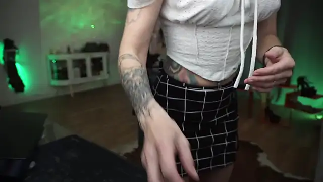 LaraPunkt online show from April 2026 07:44:02 AM