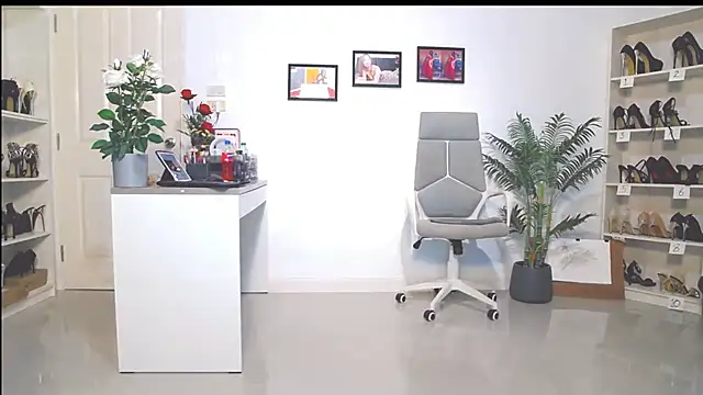 Hotbeebee online show from March 2025 09:35:02 AM