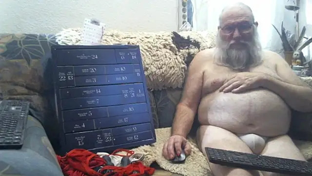 Snapshot of SexySantaC chatting on December 2025 08:15:01 PM SexySantaC online show from December 2025 08:15:01 PM