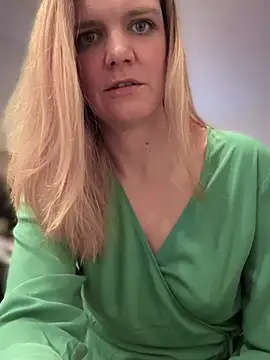 Snapshot of Suesse_Schnitte chatting on February 2025 09:28:01 PM Suesse Schnitte online show from February 2025 09:28:01 PM