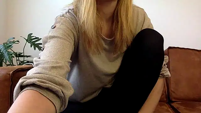 Snapshot of Suesse_Schnitte chatting on February 2025 12:03:02 PM Suesse Schnitte online show from February 2025 12:03:02 PM