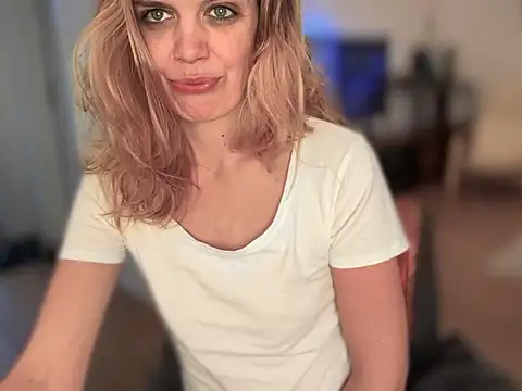 Snapshot of Suesse_Schnitte chatting on February 2025 07:45:01 AM Suesse Schnitte online show from February 2025 07:45:01 AM