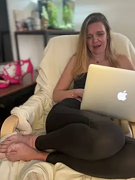 Snapshot of Suesse_Schnitte chatting on March 2025 12:36:02 PM Suesse Schnitte online show from March 2025 12:36:02 PM