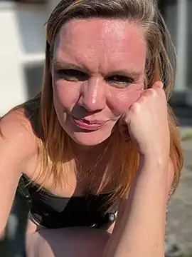 Snapshot of Suesse_Schnitte chatting on March 2025 09:01:02 AM Suesse Schnitte online show from March 2025 09:01:02 AM