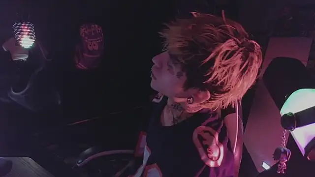 Snapshot of AcidMilo chatting on April 2026 11:21:01 AM AcidMilo online show from April 2026 11:21:01 AM