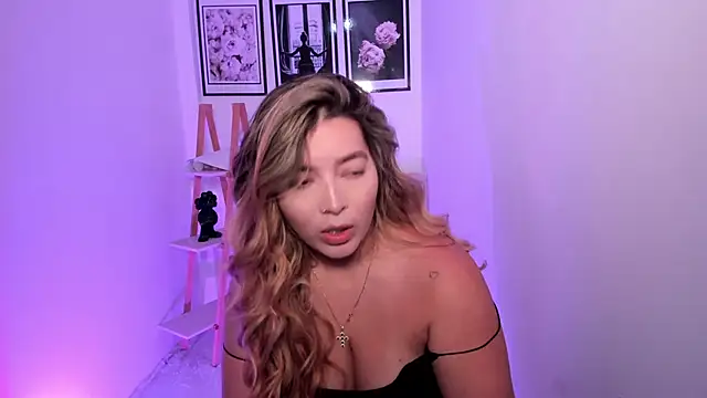 sofihill01 online show from October 2025 09:02:01 PM