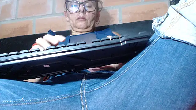 Snapshot of DevoraAmateur chatting on March 2026 01:00:01 AM DevoraAmateur online show from March 2026 01:00:01 AM