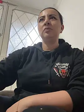 Abril Luv online show from October 2025 10:45:01 AM