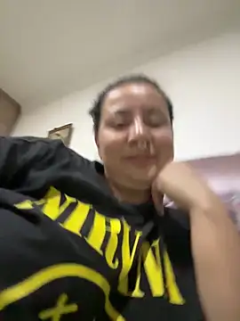 Abril Luv online show from May 2026 12:49:01 AM