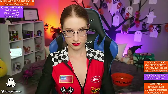 Snapshot of TheLaceyBloom chatting on October 2025 01:29:01 AM TheLaceyBloom online show from October 2025 01:29:01 AM