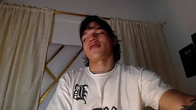 Snapshot of AlbertBernal69 chatting on February 2025 08:27:02 AM AlbertBernal69 online show from February 2025 08:27:02 AM