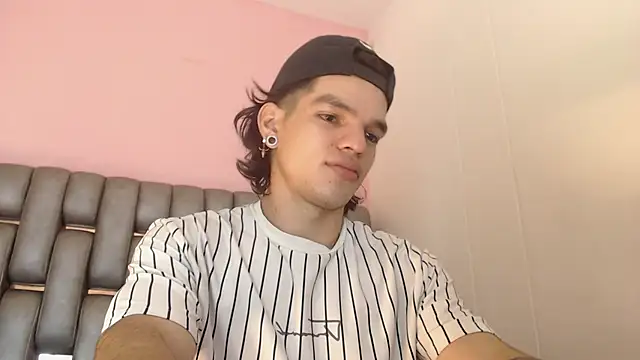 Snapshot of AlbertBernal69 chatting on March 2025 02:30:02 AM AlbertBernal69 online show from March 2025 02:30:02 AM