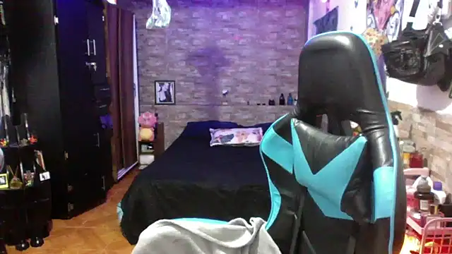 Snapshot of AngelaQueen_ chatting on April 2026 04:37:02 PM AngelaQueen online show from April 2026 04:37:02 PM