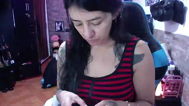 Snapshot of AngelaQueen_ chatting on June 2026 04:01:01 PM AngelaQueen online show from June 2026 04:01:01 PM