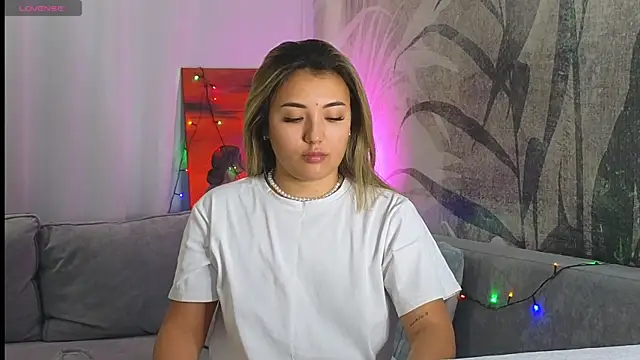 Snapshot of lily__foster chatting on December 2024 02:28:02 PM lily foster online show from December 2024 02:28:02 PM