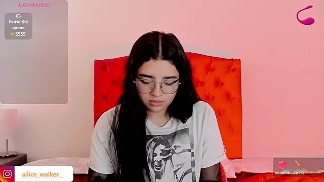 Snapshot of aliice_walker_ chatting on December 2024 04:06:01 PM aliice walker online show from December 2024 04:06:01 PM