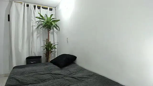 Snapshot of Lia-y-felipe chatting on February 2026 11:48:01 PM Lia-y-felipe online show from February 2026 11:48:01 PM