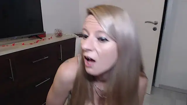 Snapshot of LaMadrina006 chatting on December 2024 01:50:01 AM LaMadrina006 online show from December 2024 01:50:01 AM