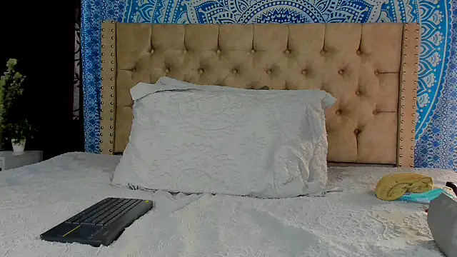 KeryHillson online show from December 2024 01:38:02 PM