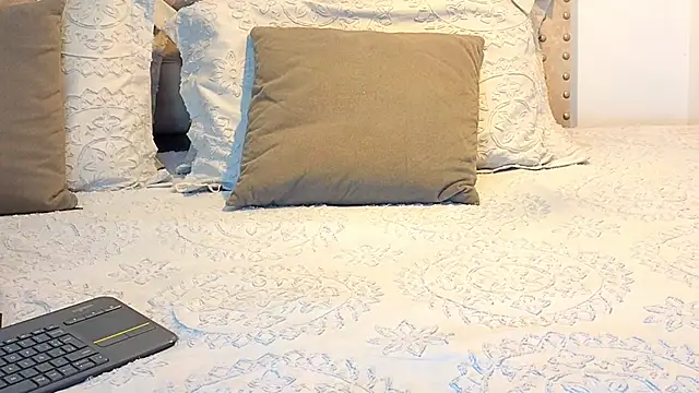 KeryHillson online show from November 2025 12:48:01 PM