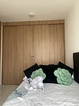 Nicollemays online show from April 2026 01:12:02 PM