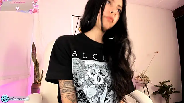 Snapshot of sara-lauren chatting on December 2024 03:33:02 PM sara-lauren online show from December 2024 03:33:02 PM