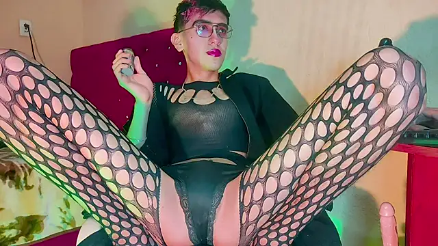 Snapshot of SEXYTRAV18 chatting on February 2025 12:27:01 AM SEXYTRAV18 online show from February 2025 12:27:01 AM